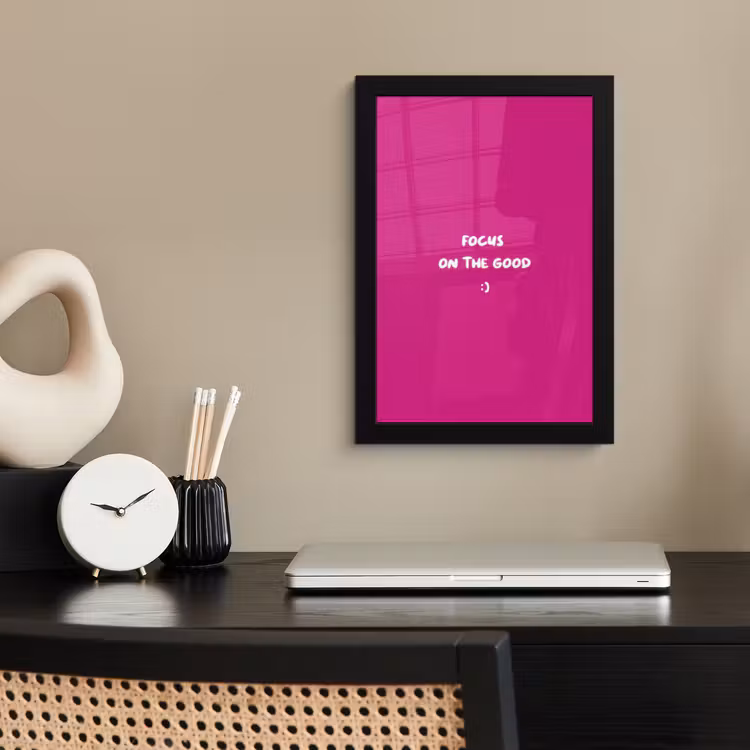 Focus - Smiley - Roze fotolijst zwart zonder passe partout klein -sfeer1