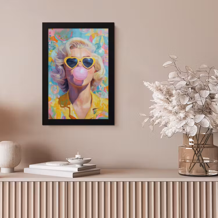 Vrouw - Blond - Roze kauwgom - Kleurrijk - Pastel fotolijst zwart zonder passe partout klein -sfeer5