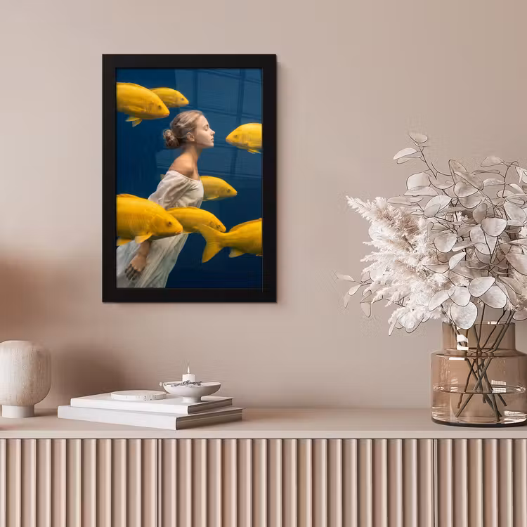 Vrouw - Vis - Water - Natuur - Geel fotolijst zwart zonder passe partout klein -sfeer5