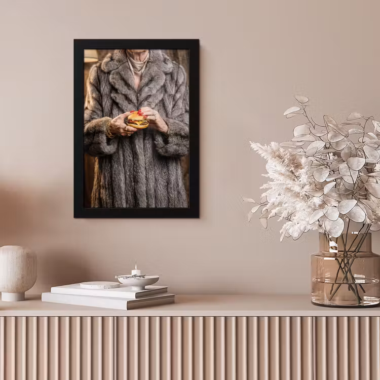 Vrouw - Hamburger - Bontjas fotolijst zwart zonder passe partout klein -sfeer5