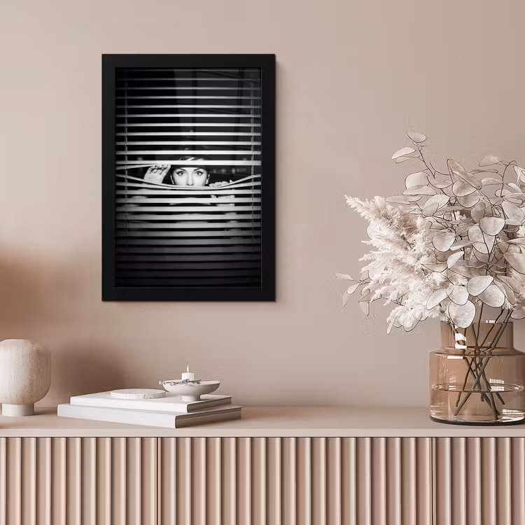 Vrouw - Jaloezieën - Portret - Zwart-wit fotolijst zwart zonder passe partout klein -sfeer5