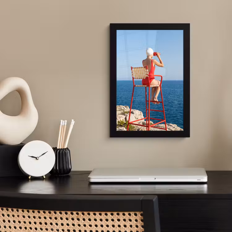 Vrouw - Zee - Kust - Verrekijker - Rood fotolijst zwart zonder passe partout klein -sfeer1