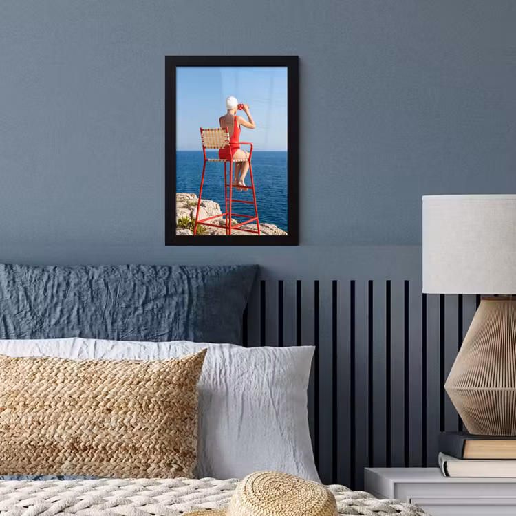 Vrouw - Zee - Kust - Verrekijker - Rood fotolijst zwart zonder passe partout klein -sfeer3