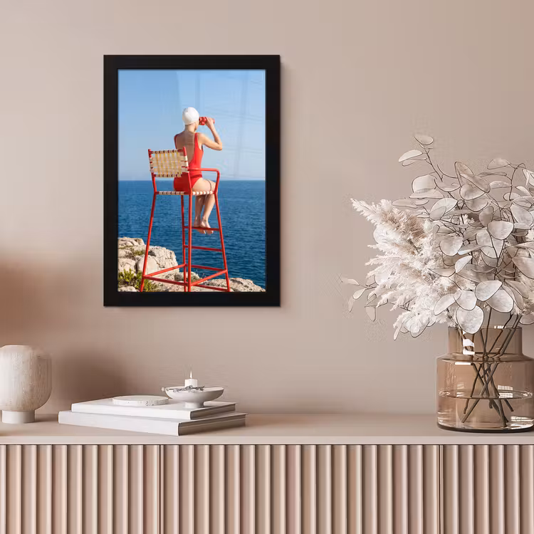 Vrouw - Zee - Kust - Verrekijker - Rood fotolijst zwart zonder passe partout klein -sfeer5