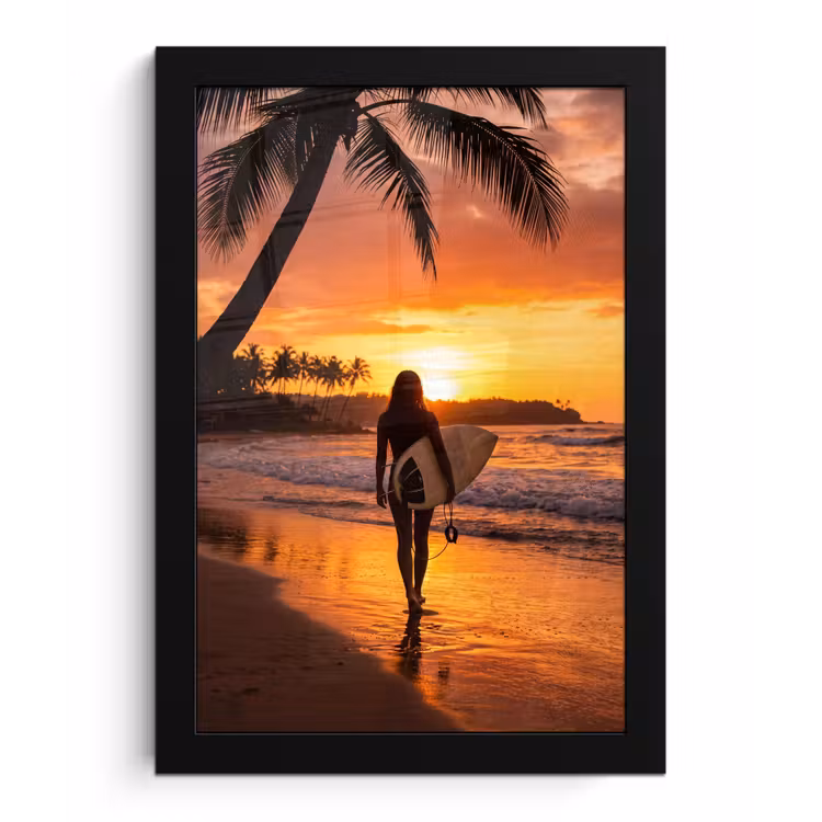 Vrouw - Surfplank - Strand - Zonsondergang - Oranje fotolijst zwart zonder passe partout klein -3d