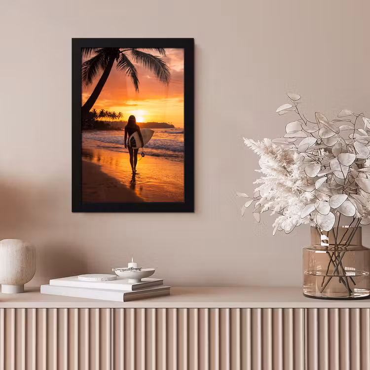 Vrouw - Surfplank - Strand - Zonsondergang - Oranje fotolijst zwart zonder passe partout klein -sfeer5