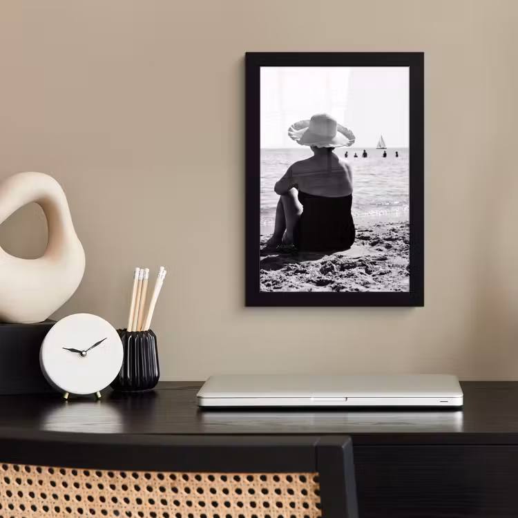 Vrouwen - Zonnehoed - Strand - Zwart - Wit fotolijst zwart zonder passe partout klein -sfeer1