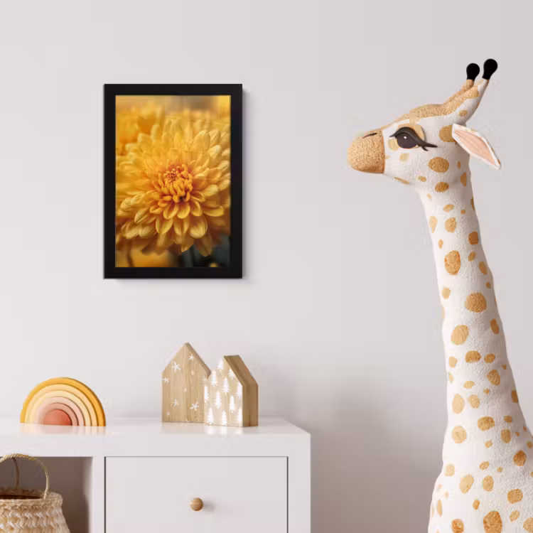 Geel - Chrysant - Zachtheid fotolijst zwart zonder passe partout klein -usfeer4_kinderkamer