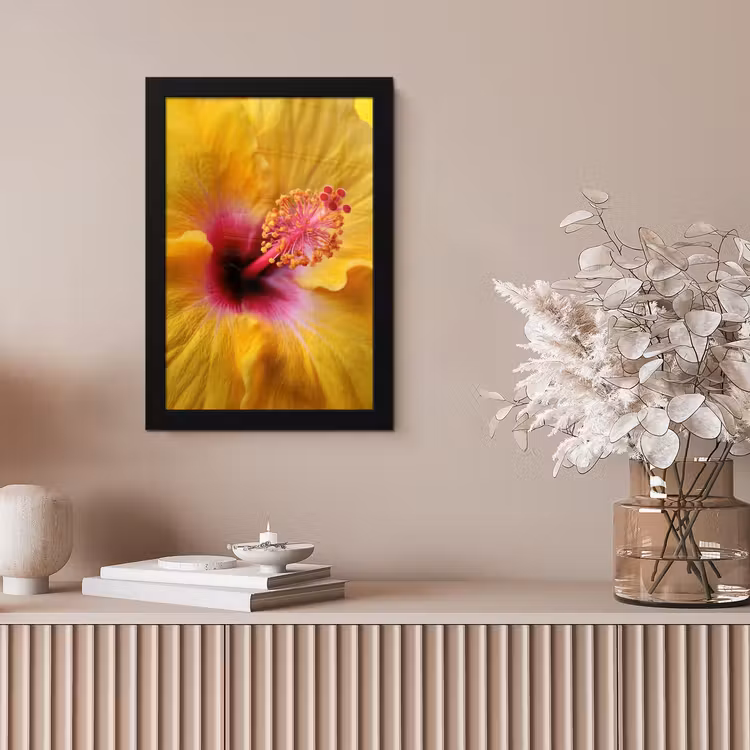 Geel - Hibiscus - Tropisch fotolijst zwart zonder passe partout klein -sfeer5