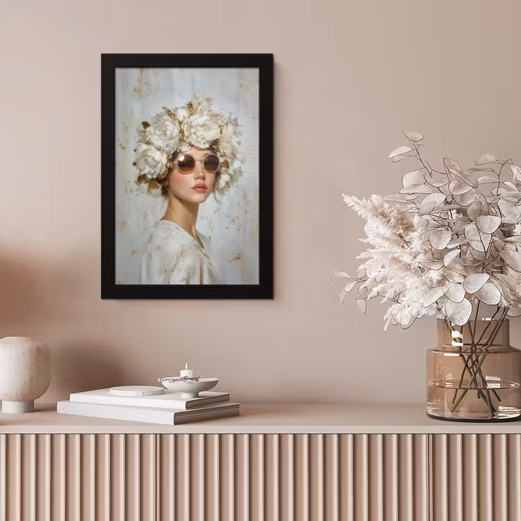 Schilderij - Vrouw - Zonnebril - Bloemenkrans fotolijst zwart zonder passe partout klein -sfeer5