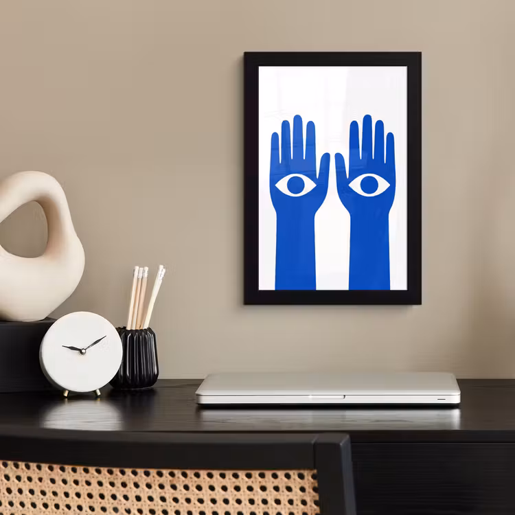 Handen - Twee - Ogen - Blauw fotolijst zwart zonder passe partout klein -sfeer1