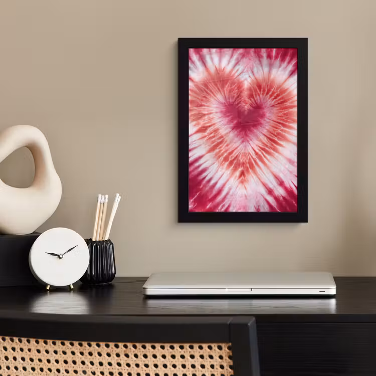 Hartvorm - Roze - Tie dye fotolijst zwart zonder passe partout klein -sfeer1