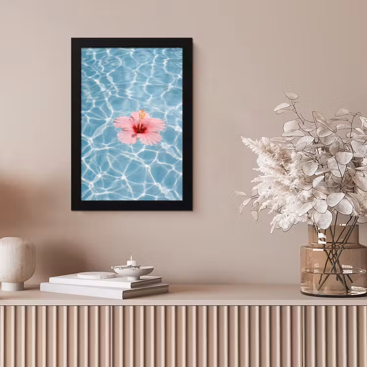 Hibiscus - Water - Roze fotolijst zwart zonder passe partout klein -sfeer5