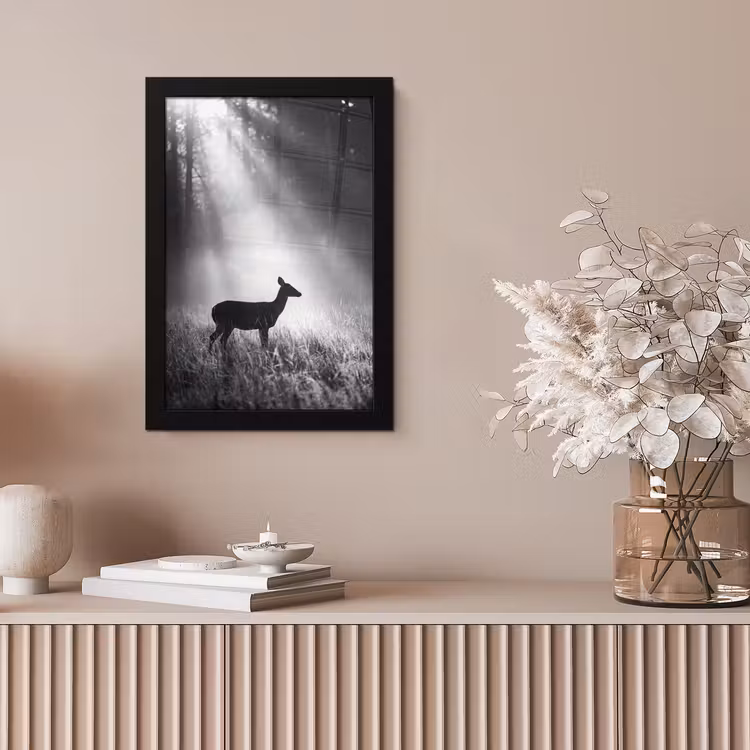 Hert - Bos - Zonnestralen - Zwart-wit - Natuur fotolijst zwart zonder passe partout klein -sfeer5