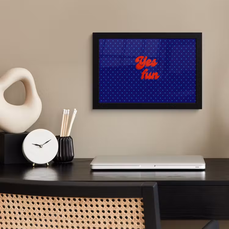 Yes fun - Rood - Blauw - Stippen fotolijst zwart zonder passe partout klein -sfeer1