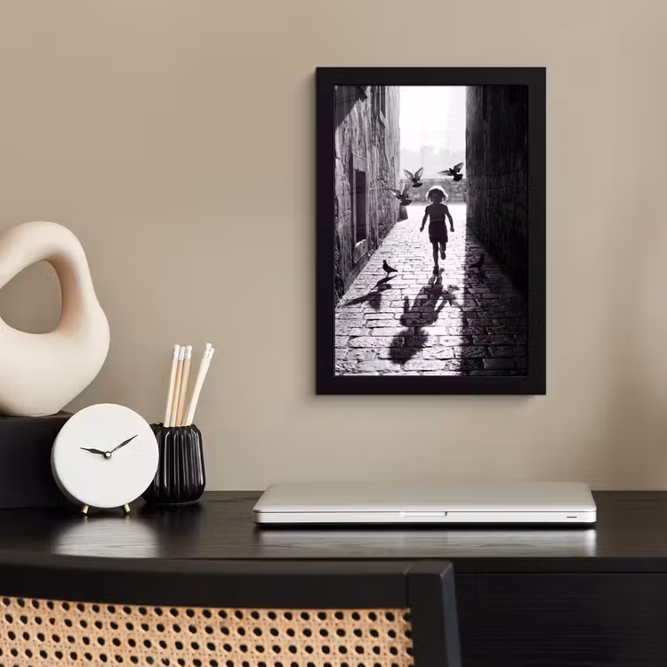 Kind - Vogel - Straat - Zwart-wit - Spelen fotolijst zwart zonder passe partout klein -sfeer1