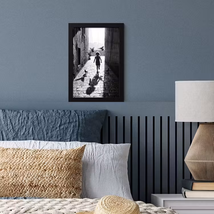 Kind - Vogel - Straat - Zwart-wit - Spelen fotolijst zwart zonder passe partout klein -sfeer3