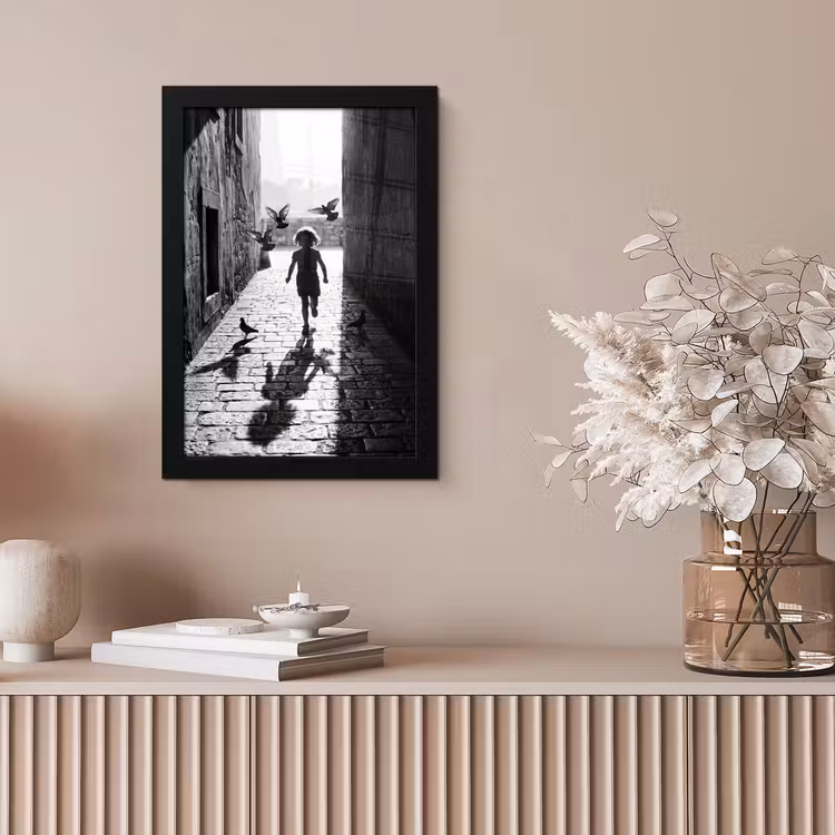 Kind - Vogel - Straat - Zwart-wit - Spelen fotolijst zwart zonder passe partout klein -sfeer5