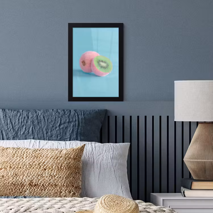Kiwi - Blauw - Surrealistisch fotolijst zwart zonder passe partout klein -sfeer3