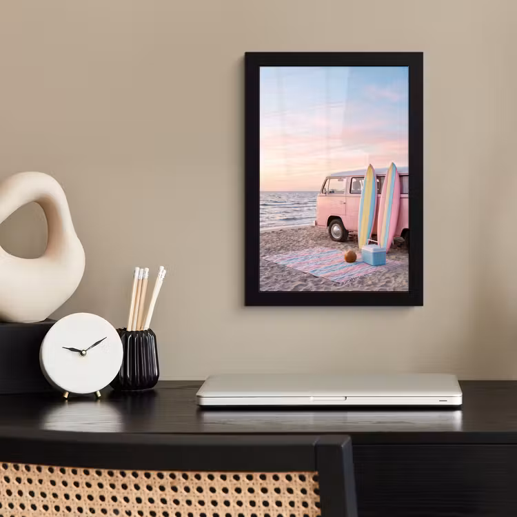 Busje - Strand - Surfplank - Zomer - Roze fotolijst zwart zonder passe partout klein -sfeer1