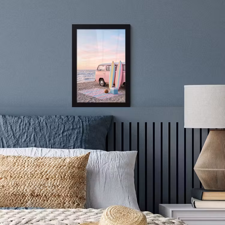 Busje - Strand - Surfplank - Zomer - Roze fotolijst zwart zonder passe partout klein -sfeer3