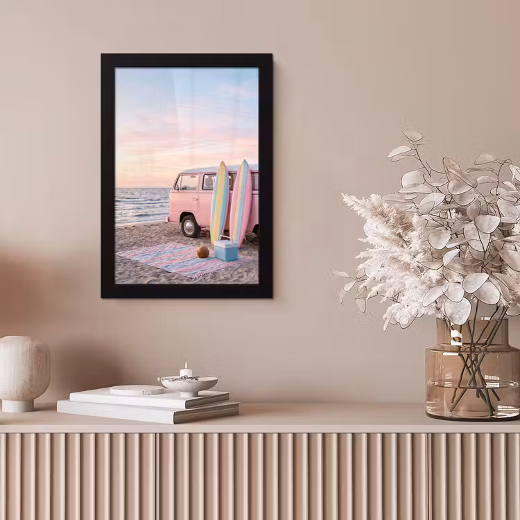 Busje - Strand - Surfplank - Zomer - Roze fotolijst zwart zonder passe partout klein -sfeer5