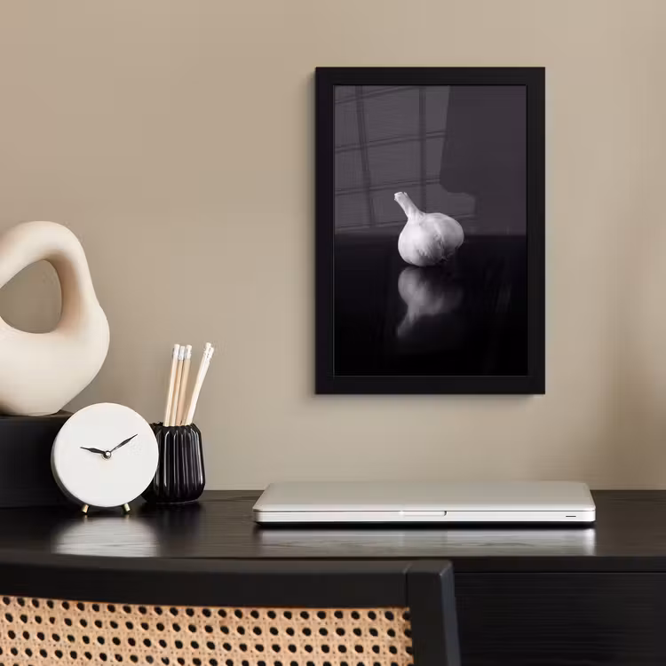 Knoflook - Zwart - Wit fotolijst zwart zonder passe partout klein -sfeer1