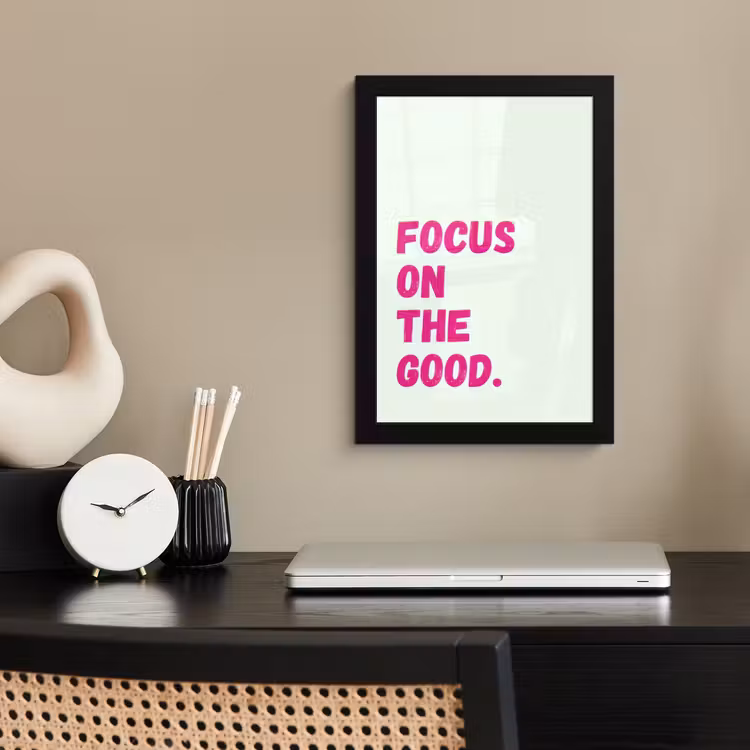 Focus on the good - Beige - Roze fotolijst zwart zonder passe partout klein -sfeer1