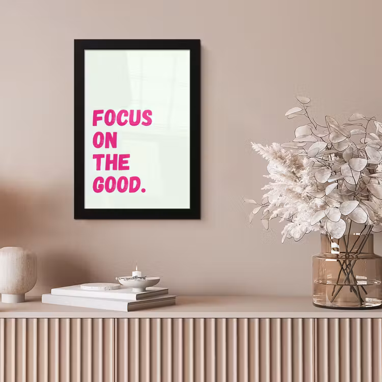 Focus on the good - Beige - Roze fotolijst zwart zonder passe partout klein -sfeer5