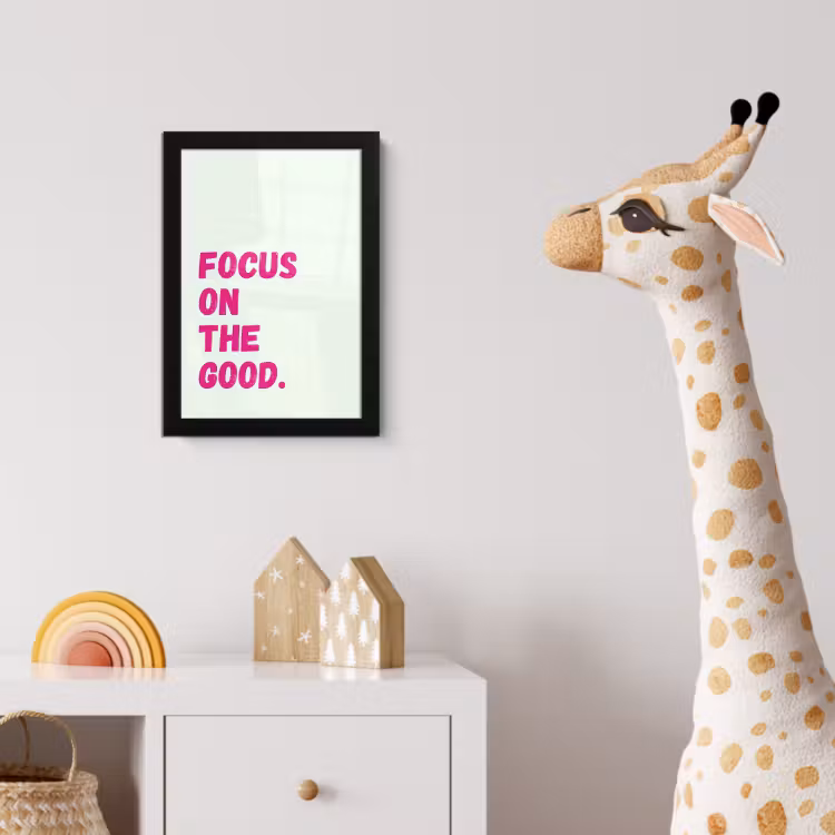 Focus on the good - Beige - Roze fotolijst zwart zonder passe partout klein -usfeer4_kinderkamer