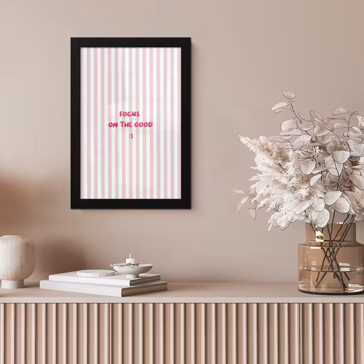 Focus on the good - Strepen - Roze - Smiley fotolijst zwart zonder passe partout klein -sfeer5