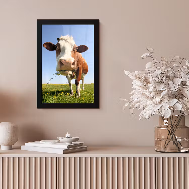 Koe - Dieren - Bloemen - Gras fotolijst zwart zonder passe partout klein -sfeer5