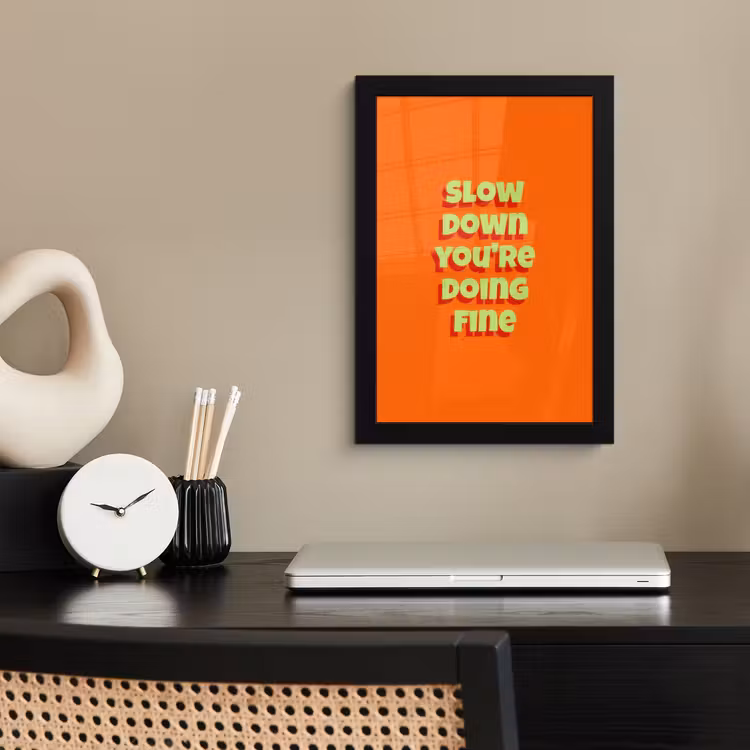 Slow down you're doing fine - Oranje - Simple fotolijst zwart zonder passe partout klein -sfeer1