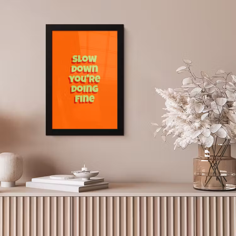 Slow down you're doing fine - Oranje - Simple fotolijst zwart zonder passe partout klein -sfeer5