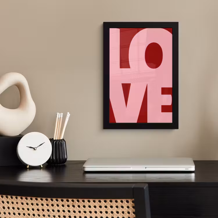 Love - Rood - Blokletters fotolijst zwart zonder passe partout klein -sfeer1
