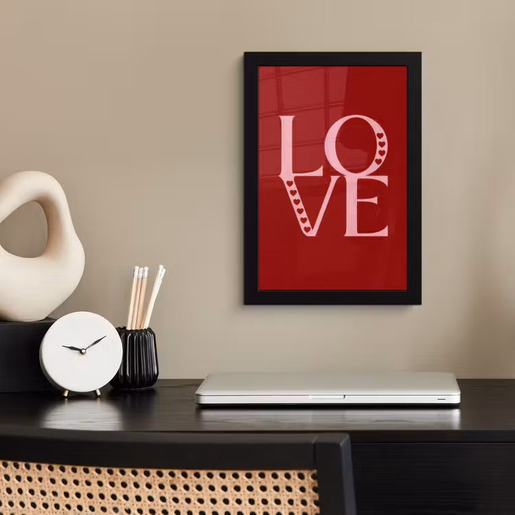 Love - Rood - Hatjes fotolijst zwart zonder passe partout klein -sfeer1