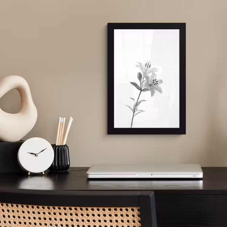 Lelies - Elegant - Zwart - Wit fotolijst zwart zonder passe partout klein -sfeer1