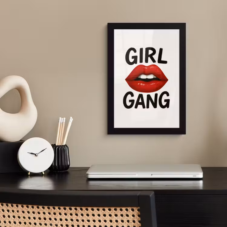 Lip - Girl - Rood - Letters fotolijst zwart zonder passe partout klein -sfeer1