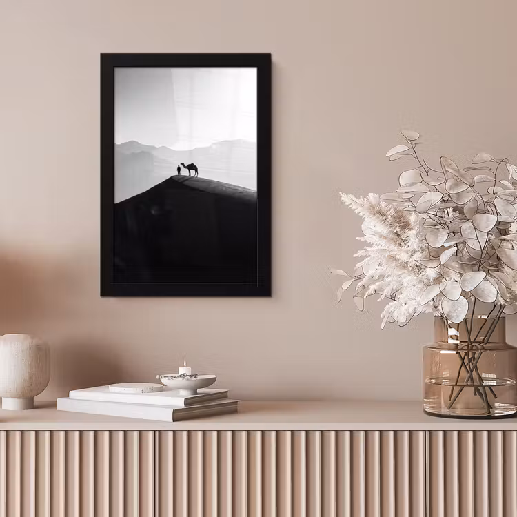 Mens - Kameel - Zandduin - Natuur - Monochroom fotolijst zwart zonder passe partout klein -sfeer5