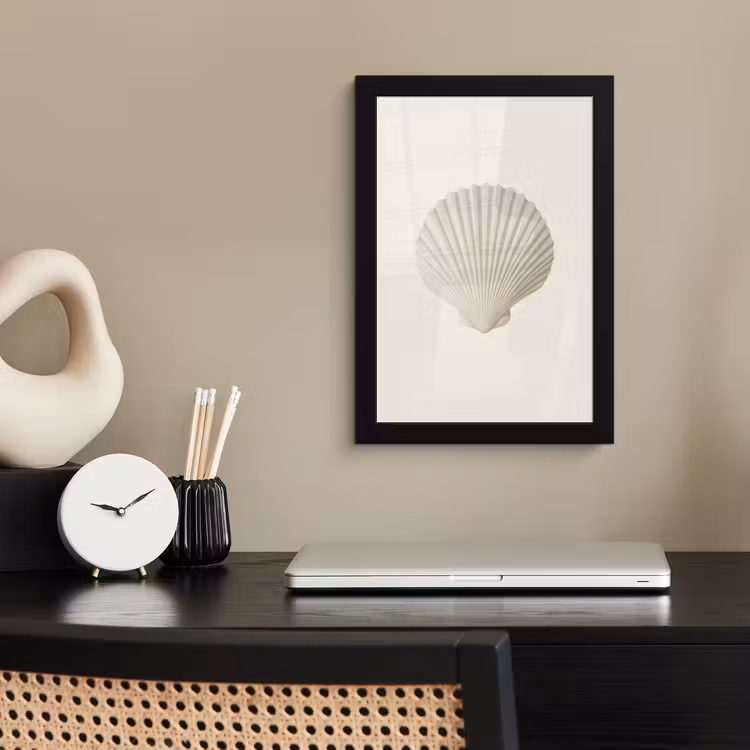 Schelp - Minimalistisch - Wit fotolijst zwart zonder passe partout klein -sfeer1