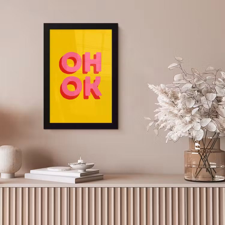 Oh ok - 3D - Geel - Roze fotolijst zwart zonder passe partout klein -sfeer5