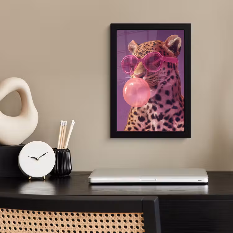 Panter - Zonnebril - Kauwgombel - Roze fotolijst zwart zonder passe partout klein -sfeer1