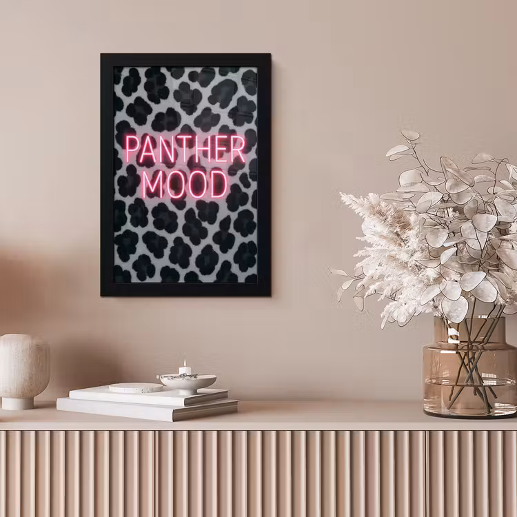 Panterprint - Zwart - Neonletters - Roze fotolijst zwart zonder passe partout klein -sfeer5