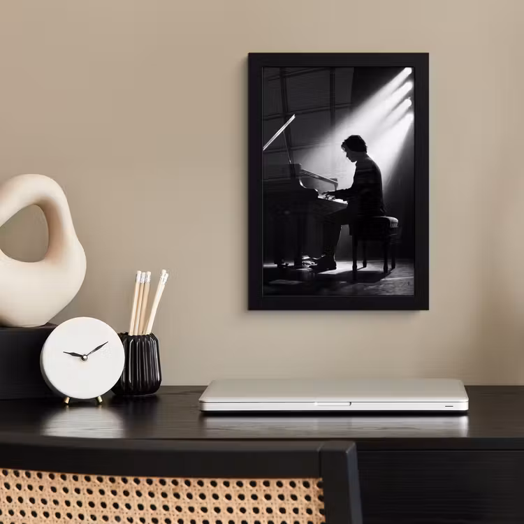Persoon - Piano - Muziek - Zwart-wit - Podium fotolijst zwart zonder passe partout klein -sfeer1