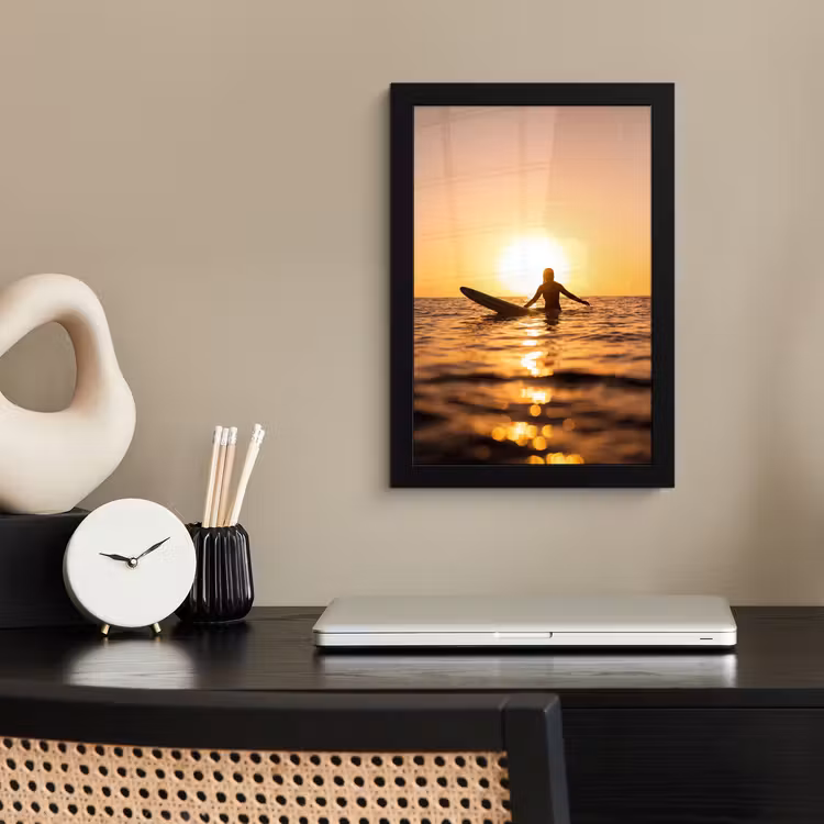 Persoon - Surfen - Zonsondergang - Zee - Oranje fotolijst zwart zonder passe partout klein -sfeer1