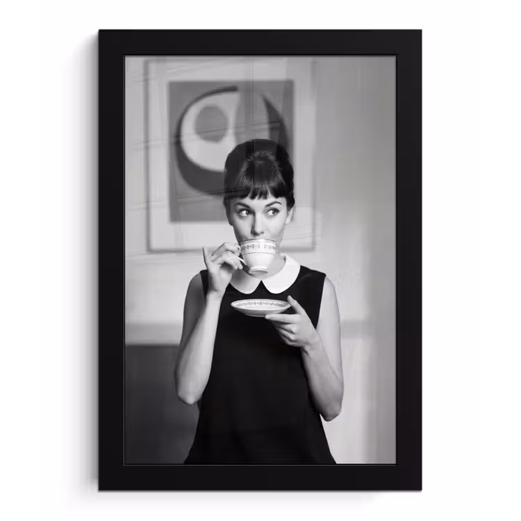 Portret - Thee - Vrouw fotolijst zwart zonder passe partout klein -3d