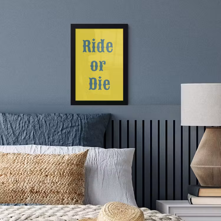 Ride or die - Geel - Blauw fotolijst zwart zonder passe partout klein -sfeer3