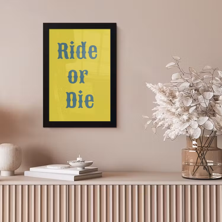 Ride or die - Geel - Blauw fotolijst zwart zonder passe partout klein -sfeer5