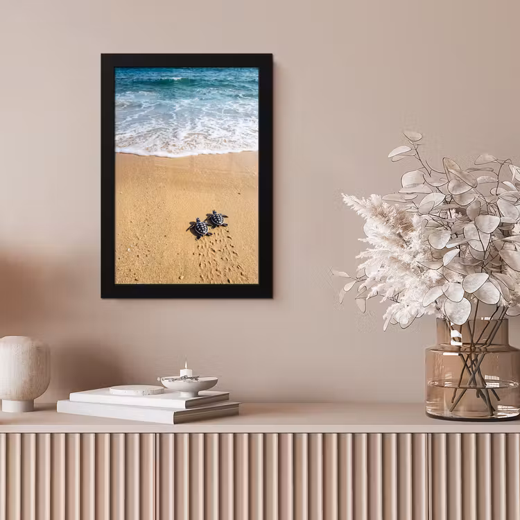 Schildpad - Jong - Strand - Oceaan - Blauw fotolijst zwart zonder passe partout klein -sfeer5