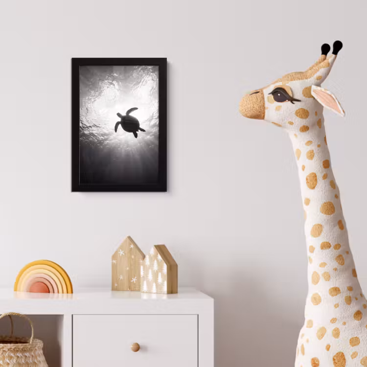 Schildpad - Onderwater - Lichtstralen - Oceaan - Zwart-wit fotolijst zwart zonder passe partout klein -usfeer4_kinderkamer